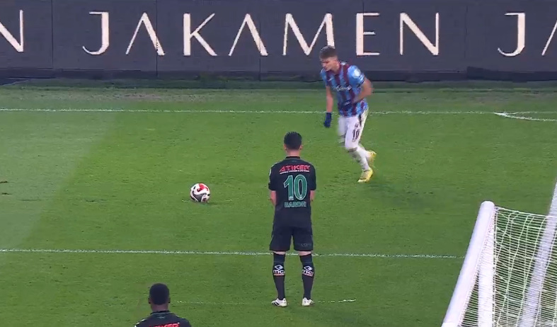 VIDEO/ Magjia e radhës e Ernest Muçit, shënon gol spektakolar nga këndi i pamundur në goditjen e dënimit