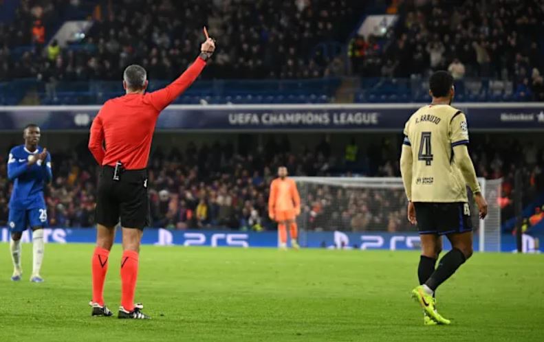 Arauho, kapiten i katastrofës! Shtypi spanjoll dhe tifozët blaugrana kritikojnë uruguaianin pas kartonit të kuq kundër Çelsit