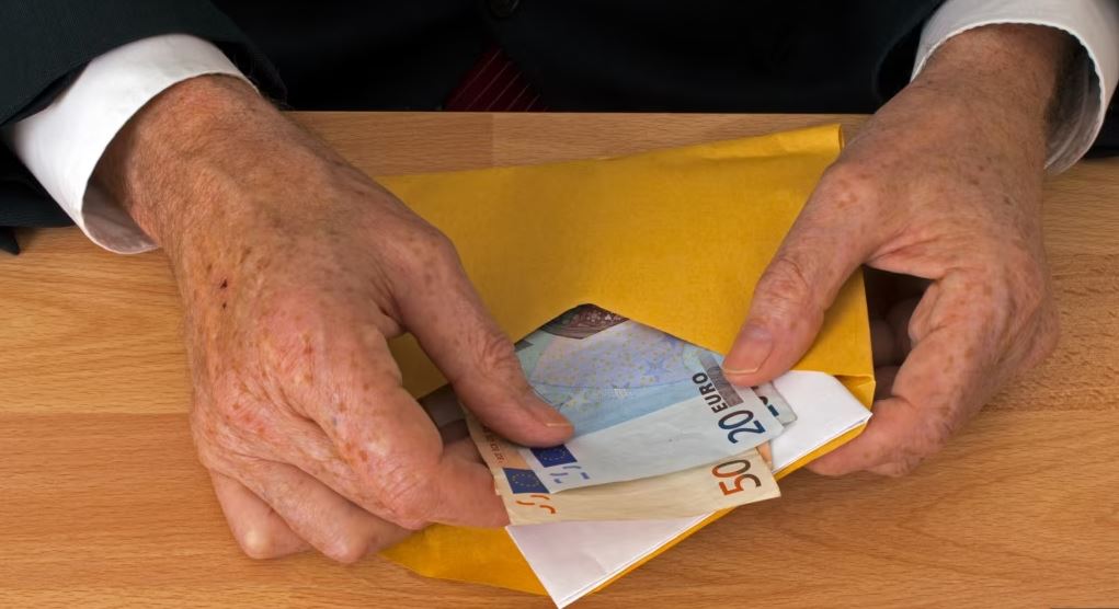 Analiza e REL: Kurthi i fajdeve në Kosovë, pasojat shkatërrimtare të huave ilegale