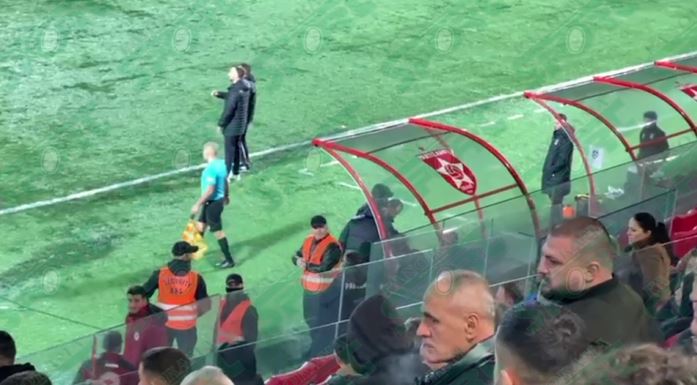 VIDEO/ Ngjarje e shëmtuar në Partizani-Vllaznia, goditet me gotë birre gjyqtari i katërt