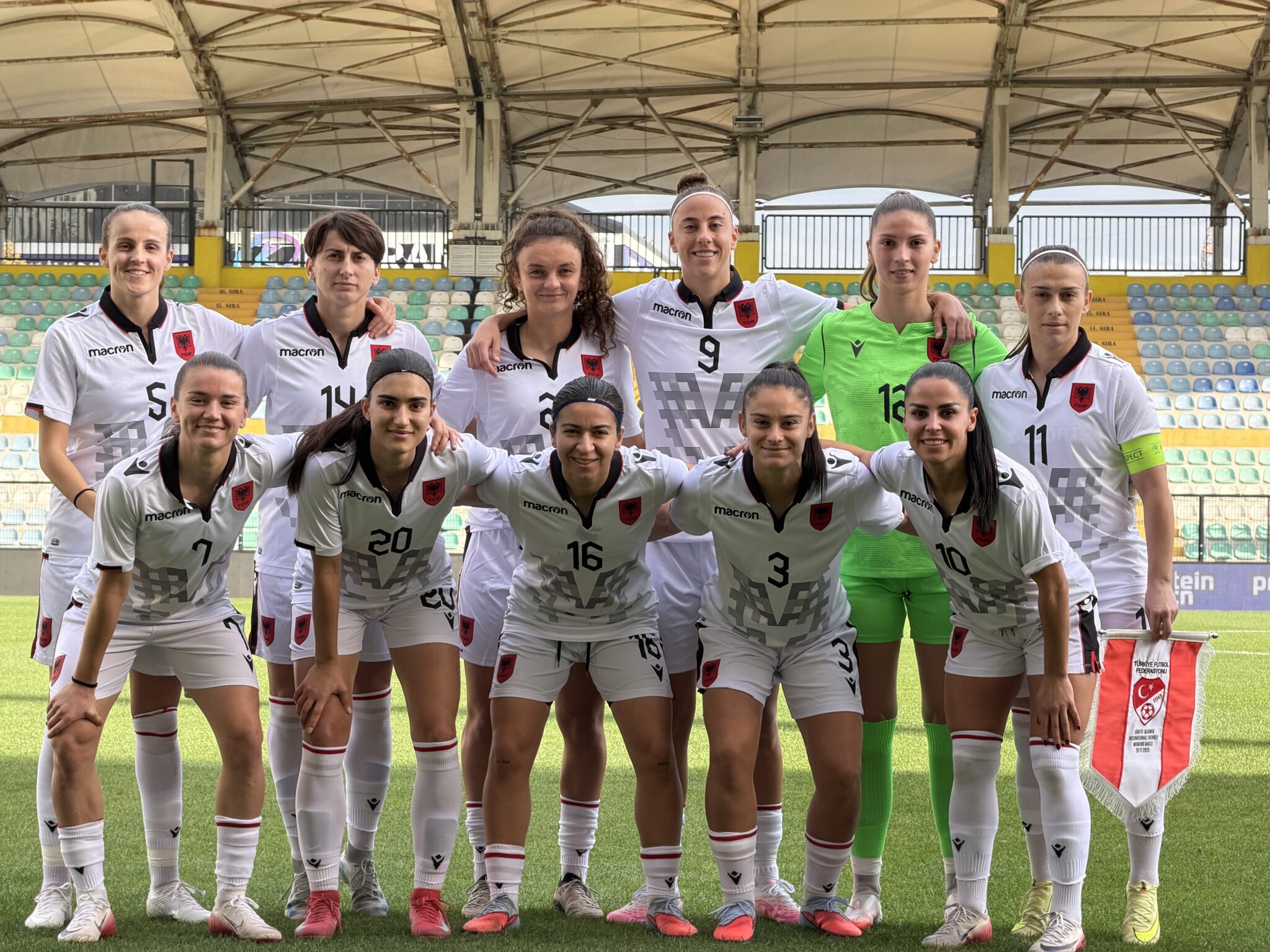 Paraqitje dinjitoze, Shqipëria e vajzave shtang në miqësore Turqinë