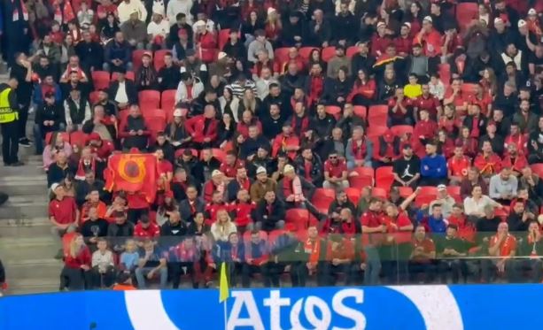 VIDEO/ Tifozi shpalos flamurin e UÇK-së në tribunë, thirrjet e kuqezinjve pushtojnë “Air Albania”