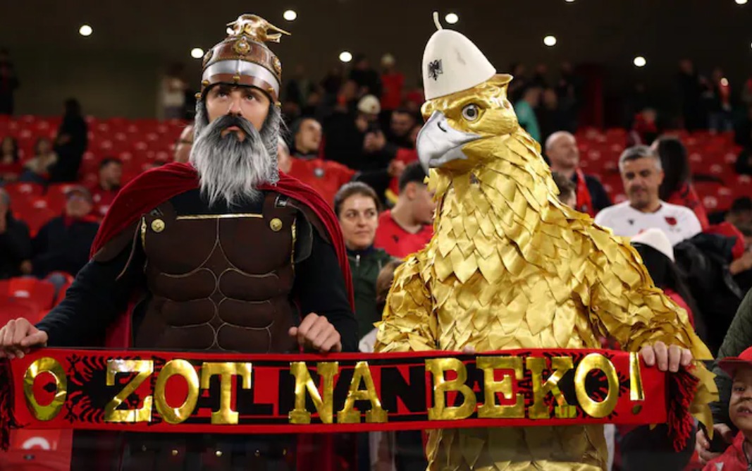 Shqiptarë që bëjnë tifo edhe për Anglinë, nuk mungoi UÇK-ja në tribuna. Çfarë nuk u pa nga ndeshja në “Air Albania”