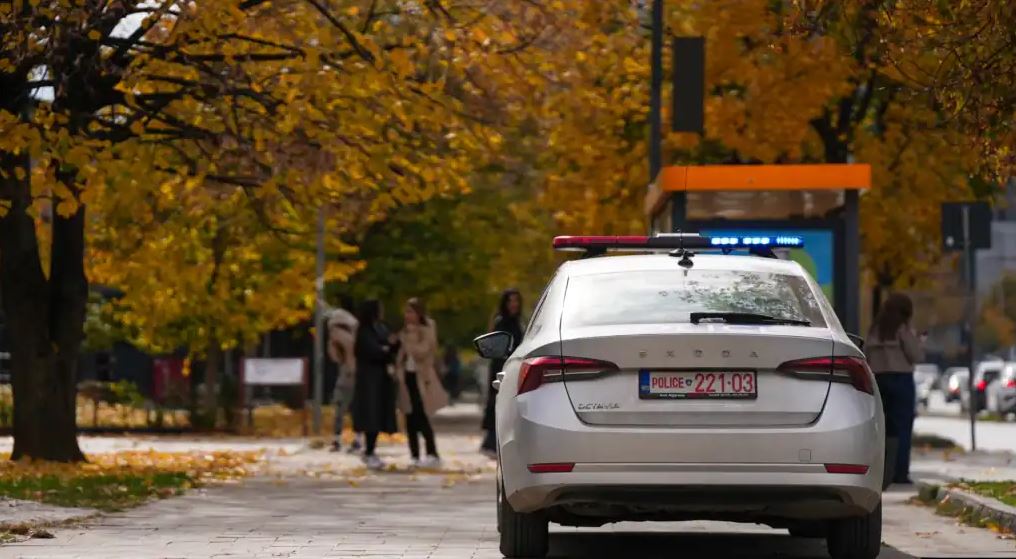 Tentoi të vriste gruan me sëpatë pas konfliktit, arrestohet bashkëshorti i kërkuar