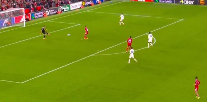 VIDEO/ Gafë e portierit Martinez, i dhuron “asistin” e golit Momo Salahut