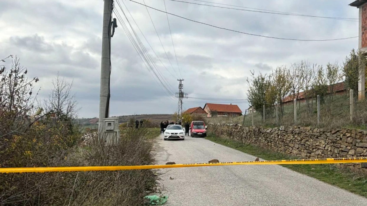 DETAJE/ “Babi ndalo, po e mbyt mamin!”- Vrau dy kunetërit, Astrit Isufi kishte dhunuar edhe gruan e tij me kabllo elektrik: Nëse ndahesh, do të të vrasë familjen