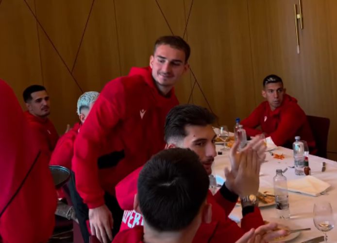 VIDEO/ Silvinjo e mori nga tribuna për ndeshjen me Anglinë, mesfushori i Kombëtares feston datëlindjen në grumbullim