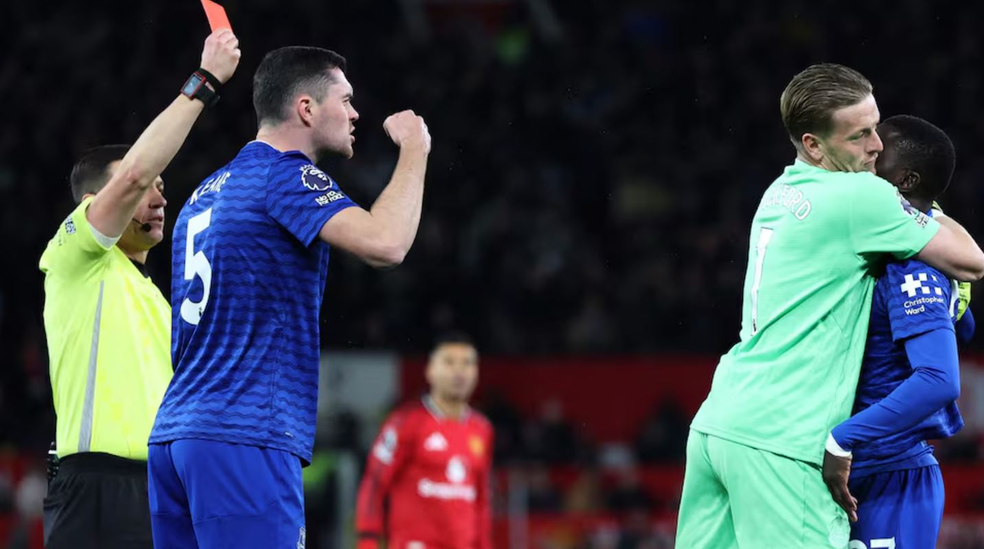 VIDEO/ Ngjarje e pabesueshme në Premier Ligë, futbollisti godet shokun e skuadrës me shpullë dhe del me të kuq