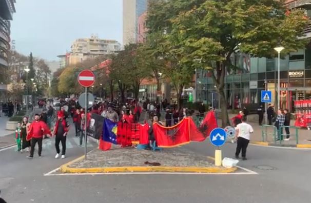 Situatë e pazakontë para ndeshjes Shqipëri-Angli, qindra tifozë kërkonin bileta në të zezë