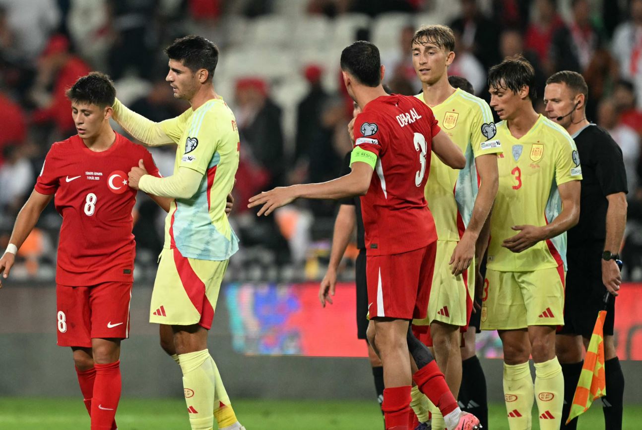 Po luanin ndeshjen vendimtare në kualifikueset e Botërorit, trajnerit dhe lojtarëve iu grabiten sendet luksoze në dhomat e zhveshjes