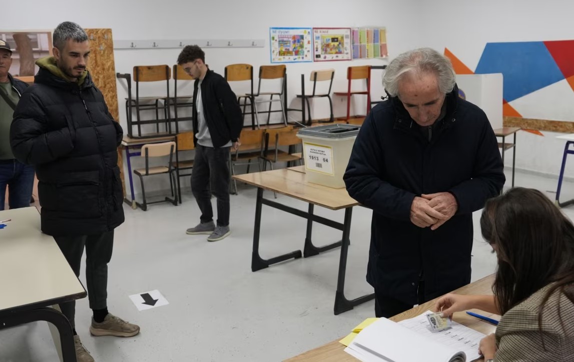 Edhe Kosova në zgjedhje/ Qytetarët në 18 komuna votojnë për të zgjedhur kryetarët e tyre në balotazh