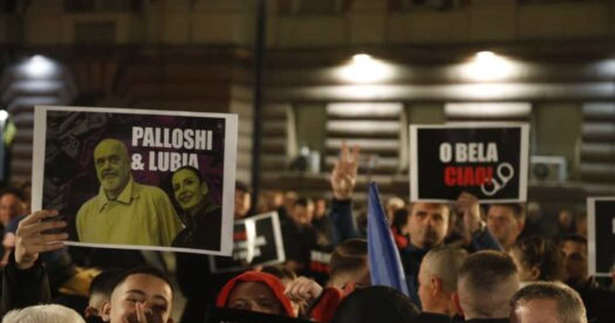 Pankartat pikante nga ‘Foltorja 3’-Berisha mbërrin në protestë, Bardhi, Noka dhe Salianji i bashkohen