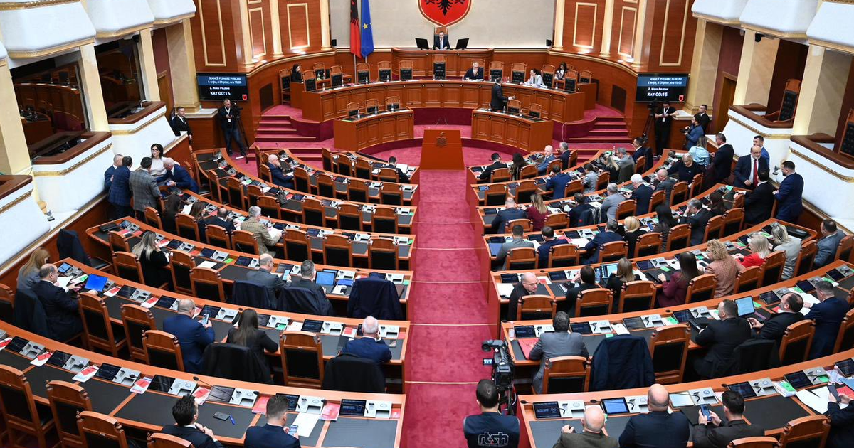 14 orë seancë! PD e PS ndahen për Këshillin e Integrimit, opozita paralajmëron bojkot. Adela Xhemaili në krye të AMF