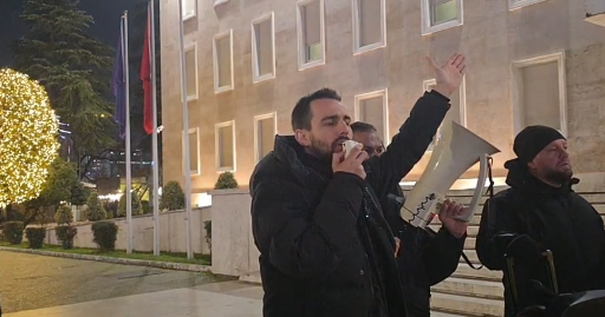 Protesta para Kryeministrisë, “vizitë” nga policia, u heqin çadrat! Lapaj komenton rikthimin e Ballukut: Gjyqtarët nën presion…