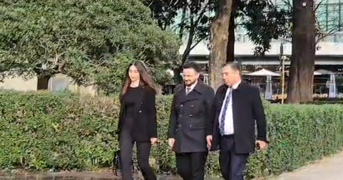 Endri Shabani mbërrin në Kuvend, pritet betimi i tij si Avokat i Popullit