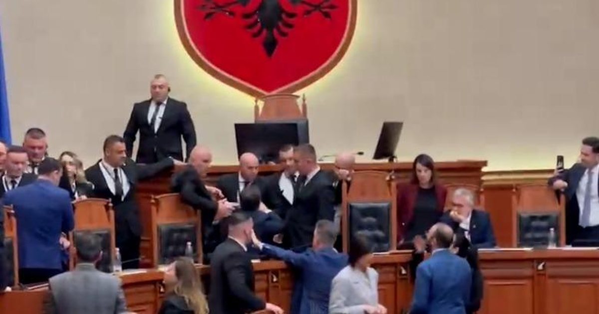 Kaos në Kuvend! Tensione ende pa nisur seanca plenare, deputetët e PD zënë vendet e ministrave (VIDEO)