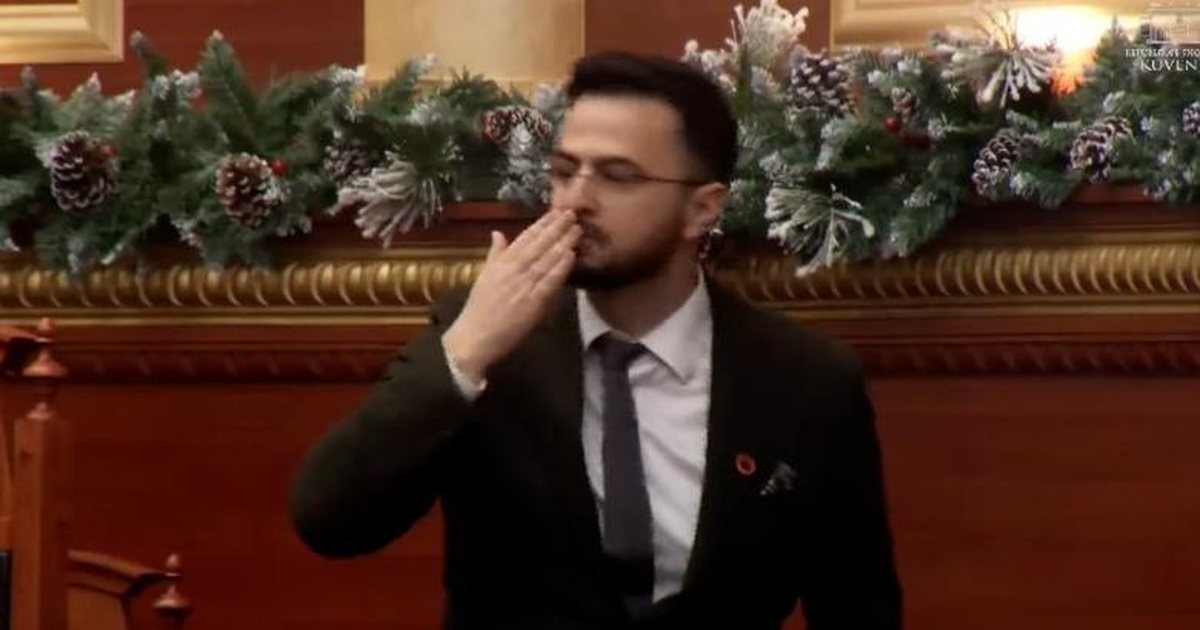 Mes tensioneve, betohet Avokati i Popullit Endri Shabani, u dërgon puthje opozitës