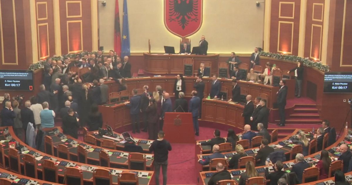 Sherr dhe flakadanë, qëllohet me sende Niko Peleshi, përjashtohet Balliu dhe Noka