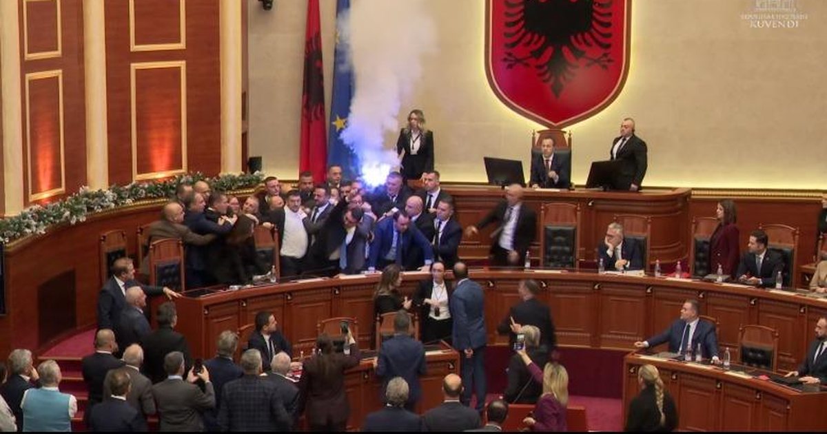 Një orë tension, sherr dhe tym…Mbyllet seanca e fundit plenare në Kuvend! Mazhoranca miratoi projektligjet