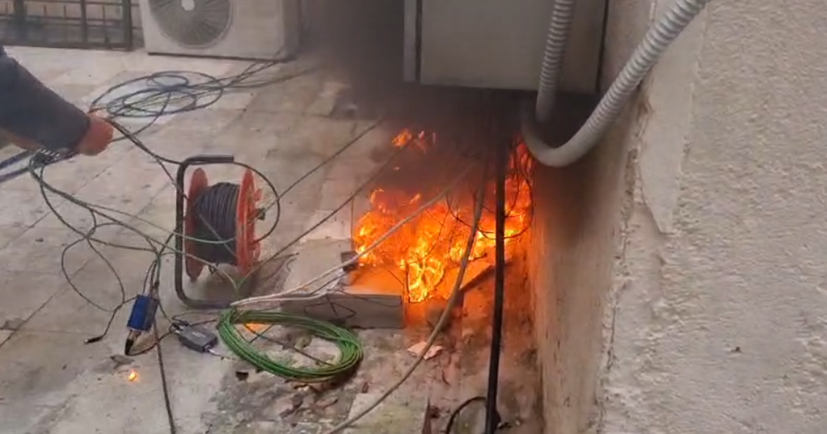 E pazakontë! Flakadanët në sallë, jashtë marrin flakë fibrat e transmetimit, çfarë ndodhi jashtë godinës së Kuvendit