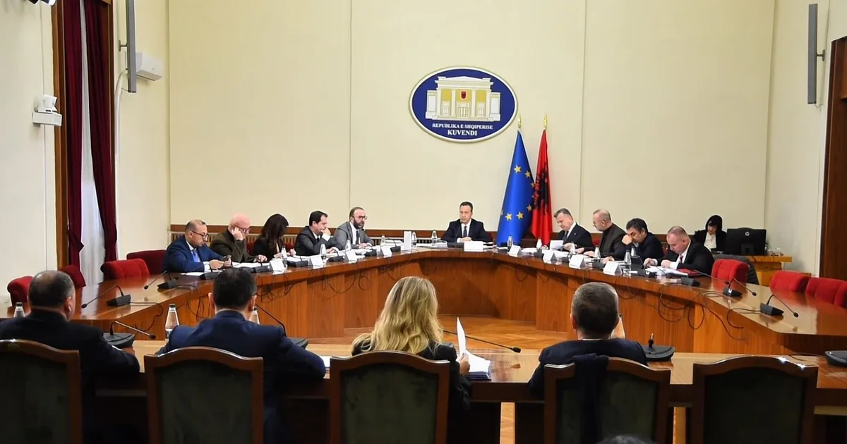 A do hapet zarfi? Të gjithë kërkojnë USB-në! Balla-PD: Shihini këtu. Avokati: Më duhen për mbrojtjen e Ballukut. Prokurori: Të njihen