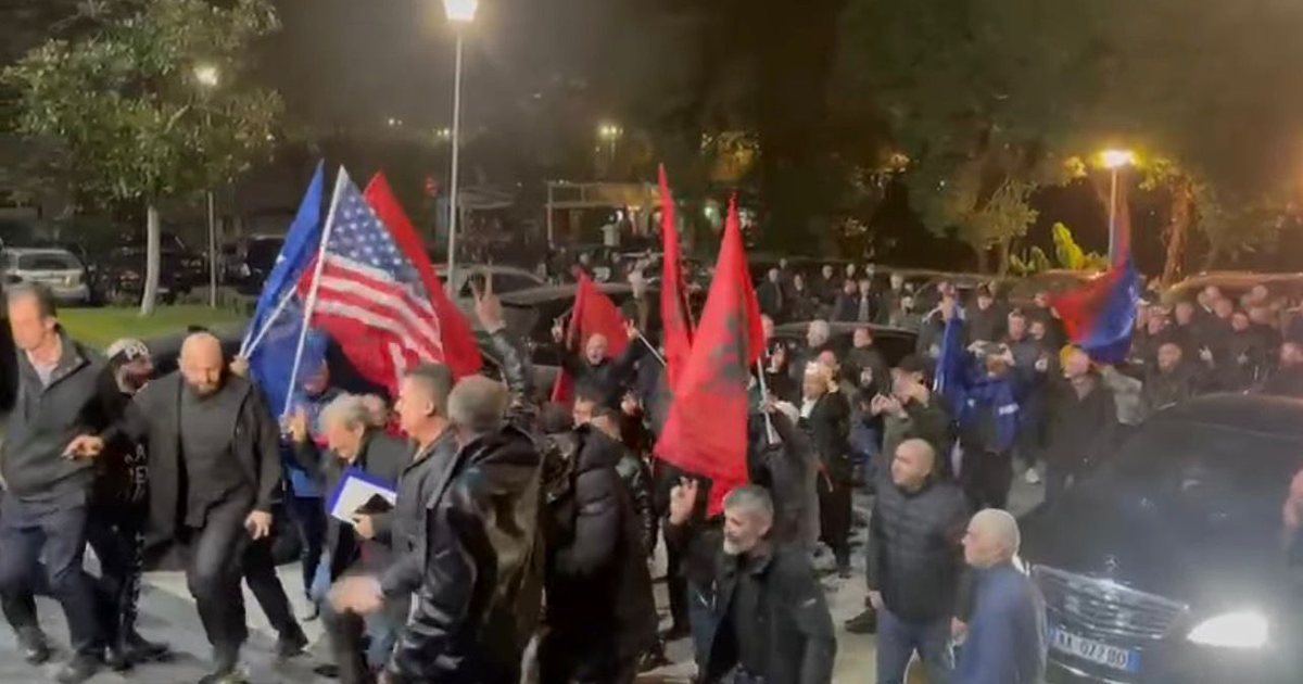 VIDEO/ Berisha mbërrin në selinë e PD para se të nisë protesta