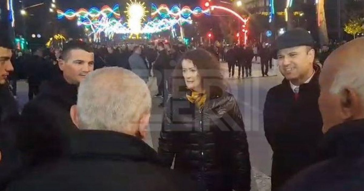 Protesta para Kryeministrisë, mbërrijnë Argita Berisha dhe Jamarbër Malltezi