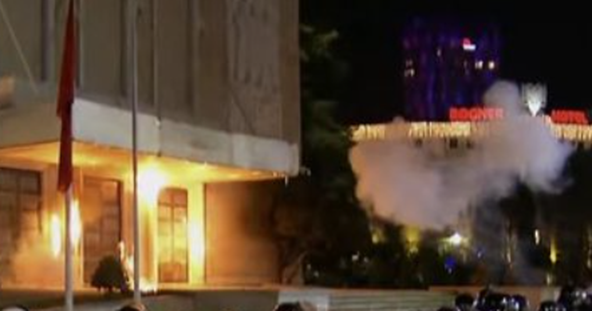 Tensione në protestë! Berisha largohet, molotov drejt Kryeministrisë, protestuesit heqin gardhin metalik