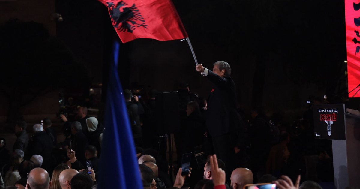 Zhvendoset protesta! Demokratët shkojnë në selinë e PD, Berisha: Bashkëluftëtarët e mi po njohin terrenin