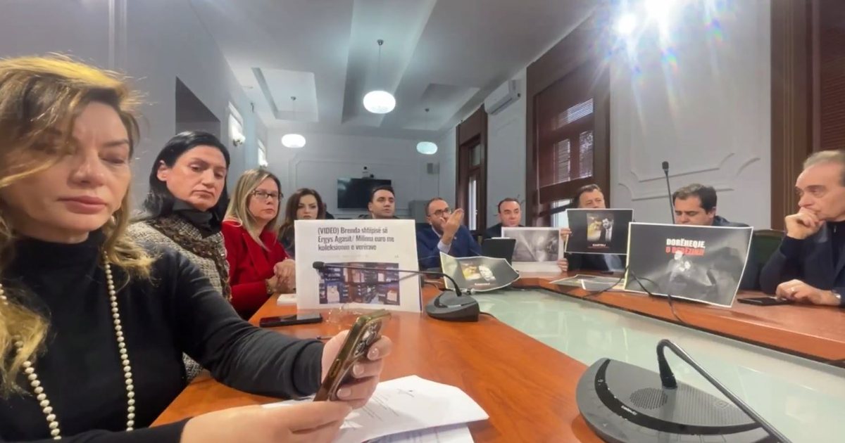 “Të erdhi mesazhi nga Rama, Ulsi?!”, deputetët e PD përplasen me socialistët te Etikë, hyjnë live në FB