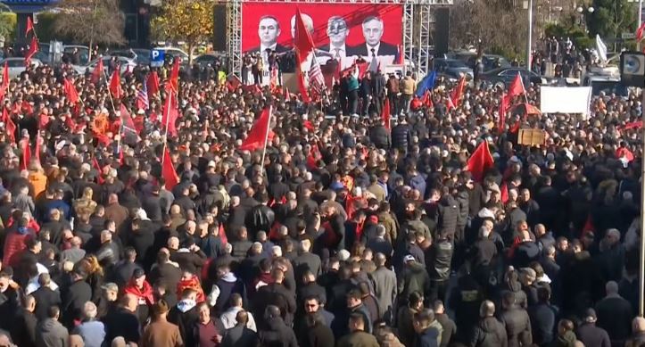 Protestë në Shkup për ish krerët e UÇK që mbahen në Hagë, Azgan Haklaj: Askush s’mund ta perëndojë diellin e Ushtrisë Çlirimtare, drejtësi për ta