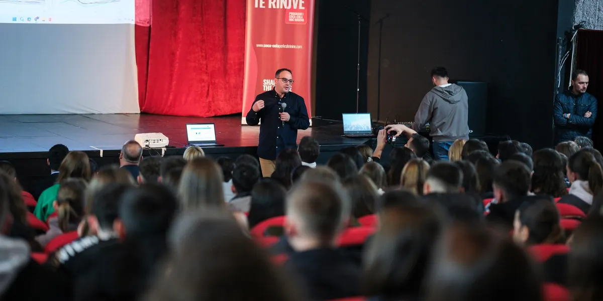 Coca Cola HBC Kosova përmbyll programin “Youth Empowered” me ngjarjen më të madhe të trajnimit në Podujevë – qindra të rinj aftësohen profesionalisht përkarrierën e tyre