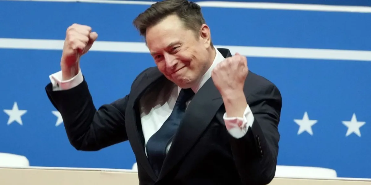 Elon Musk është më afër të bëhet trilioneri i parë në histori, ndërsa shënon një moment të rëndësishëm