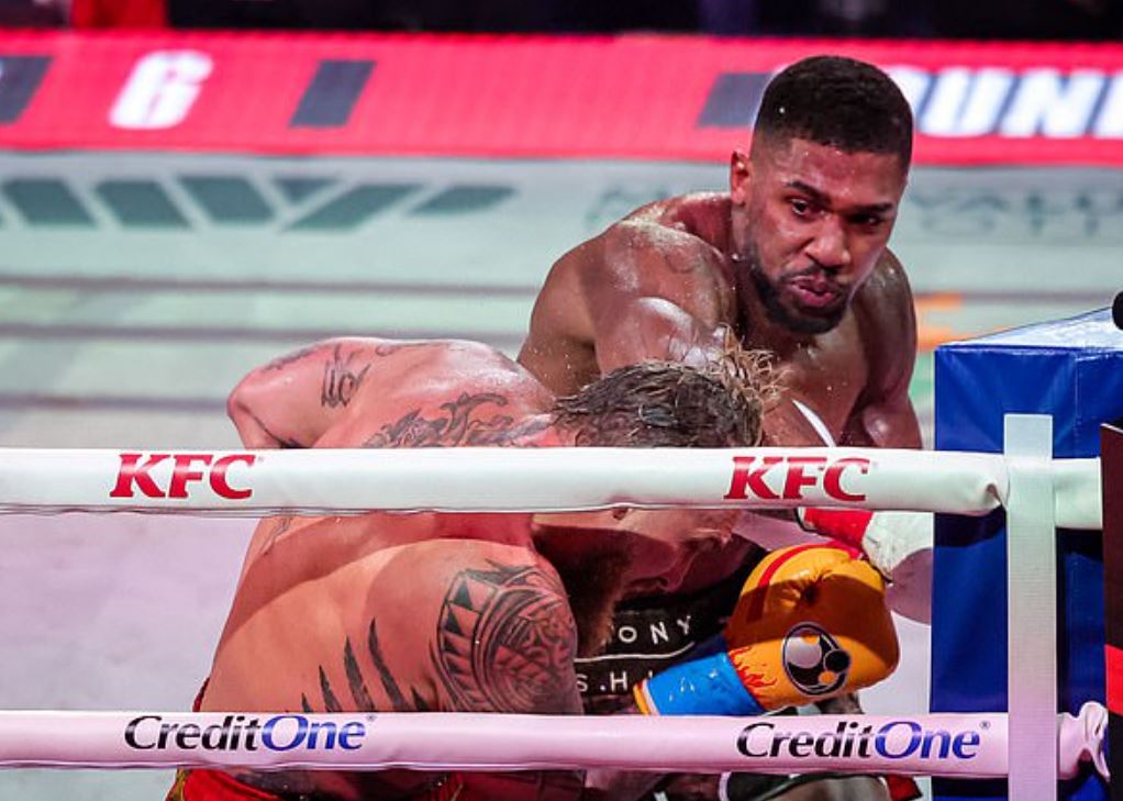 VIDEO/ Goditje fatale, boksierit Xhejk Pol i thyhet nofulla: Do të kthehem sërish