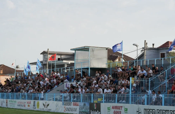 E RËNDË! Dhunë në Fushë Krujë, lojtarët e Ilirisë sulmojnë rivalët e Skënderbeut dhe trajnerin Gjoka (EMRAT)