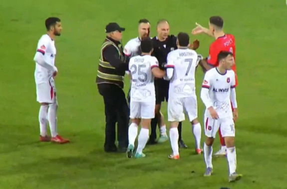 VIDEO/ Kaos pas Elbasani-Vllaznia, ofendime nga tifozët dhe shoqërim i gjyqtarëve me polici në “Elbasan Arena”