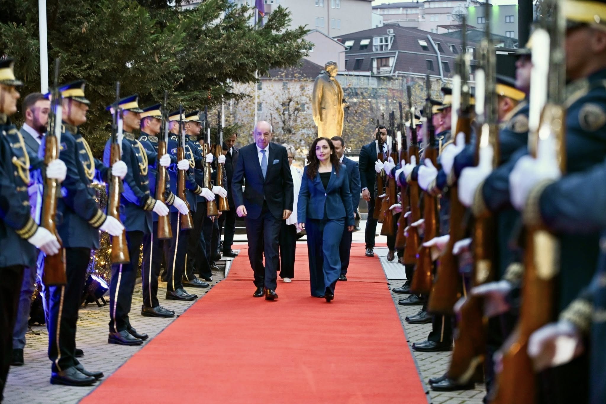 FOTO/ Presidenti i Hungarisë zhvillon vizitën e parë zyrtare në Kosovë, Osmani i kërkon ndihmë për heqjen e masave nga Bashkimi Evropian