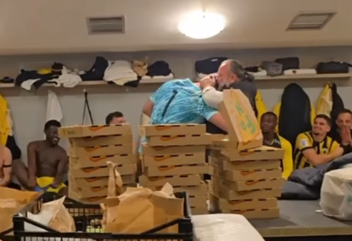 VIDEO/ 200 mijë euro premio, presidenti i AEK-ut e nis me Strakoshën pas penalltisë së pritur në derbi