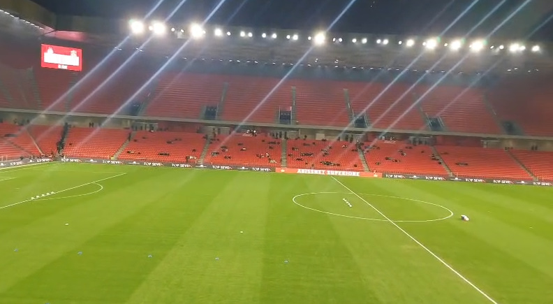 VIDEO/ Tribunat e boshatisura, shikoni pamjet brenda “Air Albania” në prag të derbit Tirana-Partizani