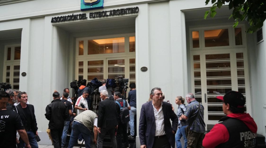Dyshime për evazion 2 mln euro, Policia bastis Federatën e Futbollit të Argjentinës dhe 17 klube pak muaj para Botërorit!