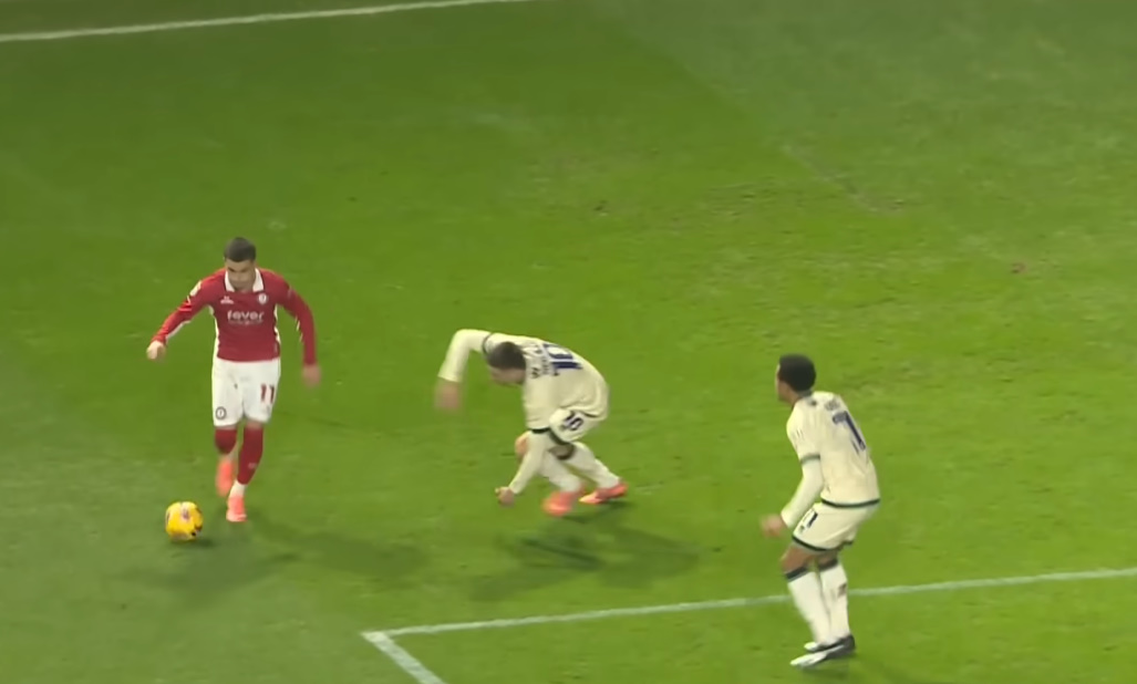 VIDEO/ Anis Mehmeti bën gjithçka mirë, por shoku i skuadrës prish gjithçka me portën bosh në Angli