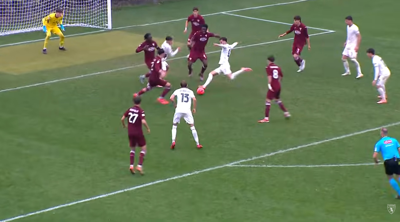 VIDEO/ Vrastar brenda zonës, sulmuesi shqiptar i shënon Torinos në minutat e fundit dhe shmang humbjen