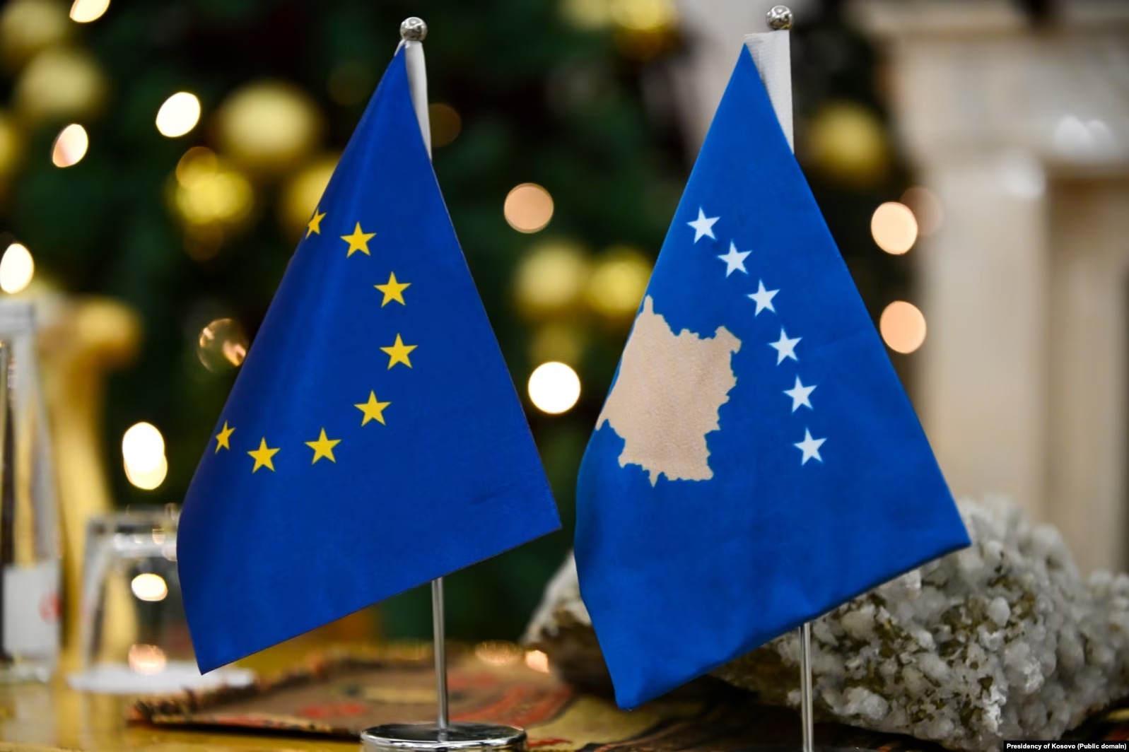 Analiza e REL: Çfarë duhet të bëjë Kosova më tepër për t’iu hequr masat e BE-së?