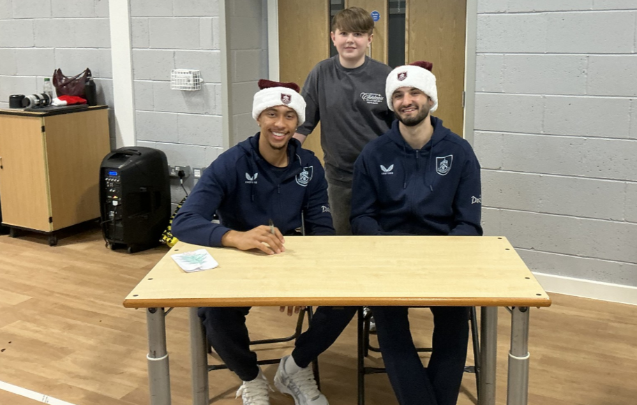 Pjesë e një dite të veçantë, Armando Broja shfaqet i qeshur mes fëmijëve