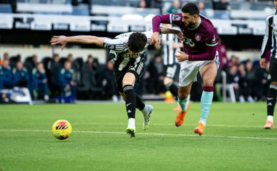 “Ishte super”, trajneri i Bërnlit i bën elozhe Brojës për ndeshjen e parë si titullar: Kemi parë versionin më të mirë të Armandos