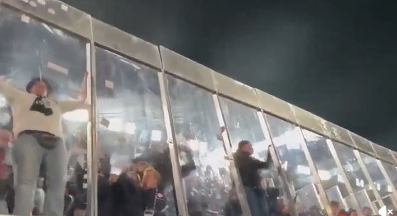 VIDEO/ Gjermanët bënë terror në “Camp Nou”, tifozët tentuan të thyenin barrierat dhe gjuajtën me birrë katalanasit