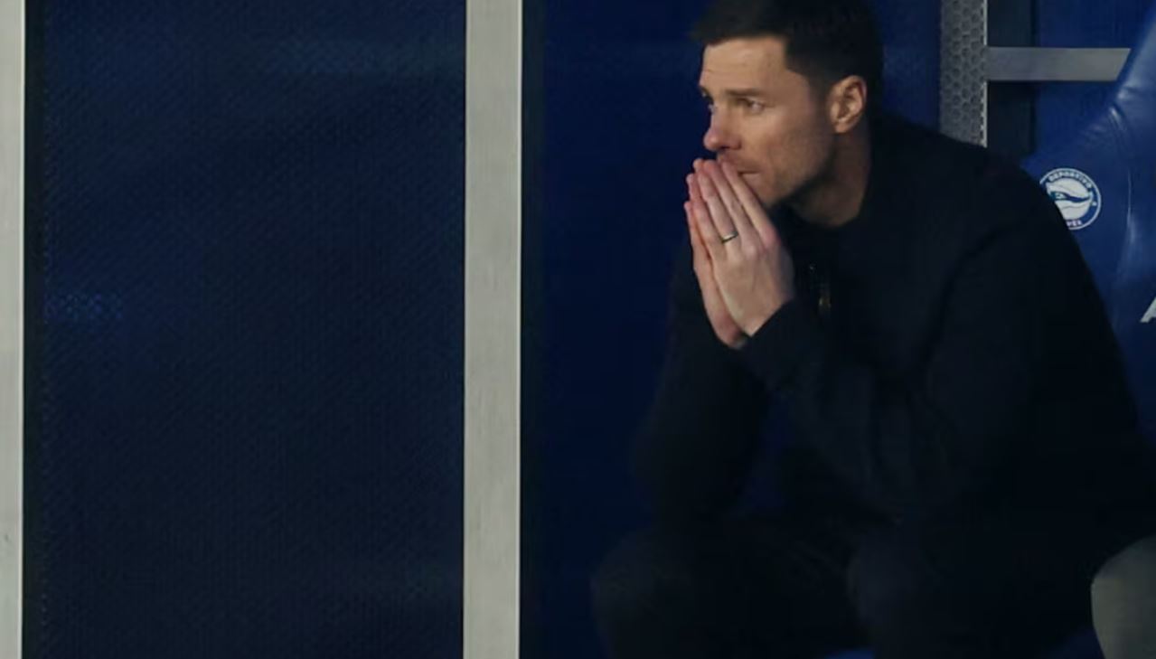 Çabi Alonso mbetet “në fije të perit”, e pret “ultimatumi i Ançelotit” për të mësuar të ardhmen