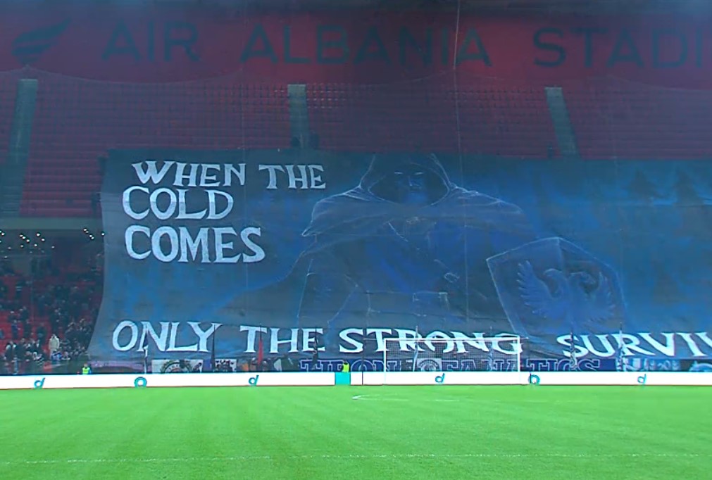 FOTO/ “Vetëm më të fortët mbijetojnë”, tifozët e Tiranës pushtojnë “Air Albania”. “Demat” iu përgjigjen me… tullumbace të kuqe