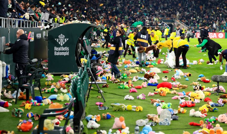 FOTO+VIDEO/ Tradita e veçantë e klubit të La Liga-s, lodrat prej pelushi “pushtojnë” fushën e blertë