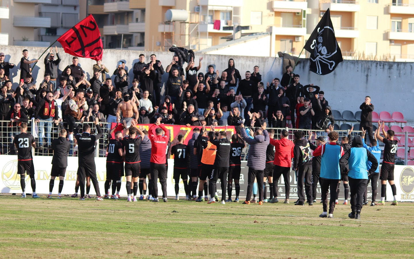 Plas në Superiore! Ngjarje e paprecedentë në stërvitje, Flamurtari përjashton menjëherë kapitenin